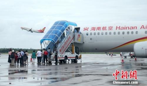 海南航空HU485從?？谥榴R尼拉航班，19日晚19:45飛抵菲律賓首都馬尼拉尼諾·阿基諾國(guó)際機(jī)場(chǎng)，實(shí)現(xiàn)了海南航空海口至馬尼拉航線的首航。 海南省外僑辦供圖