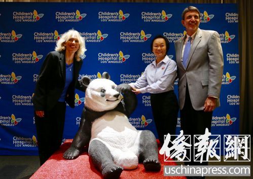 程蔣佩琦(中)與院方代表在熊貓塑像前合影。右為該院總裁維威安諾。（美國(guó)《僑報(bào)》/邱晨 攝）