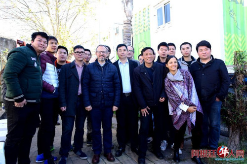 Tres de Febrero市市長Diego Valenzuela先生和袁建平議員與接受注射預(yù)防針的華人合影。（阿根廷華人網(wǎng)）