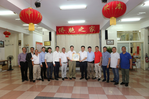 馮志農(nóng)向法國華僑華人會贈送紀念品。