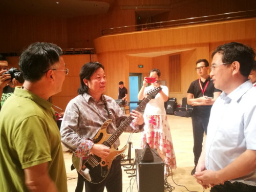 北京市僑辦主任劉春鋒與著名導(dǎo)演王榮起、國(guó)家一級(jí)作曲家兼演奏家卞留念進(jìn)行交流。(北京市僑辦供圖)