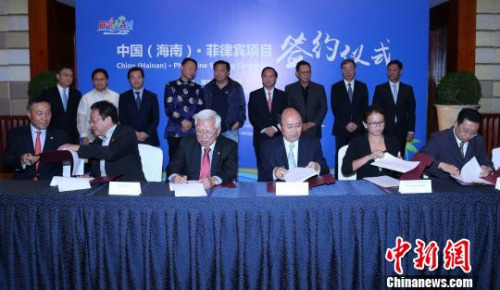 海南省委書記、省人大常委會(huì)主任劉賜貴(后左六)，21日在馬尼拉見證中國(海南)·菲律賓項(xiàng)目簽約儀式，瓊菲簽署金額達(dá)2億美元的多個(gè)合作項(xiàng)目。　李英挺 攝