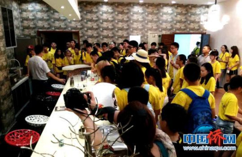 圖為華裔青少年在揚州參觀中餐繁榮基地。　崔佳明 攝