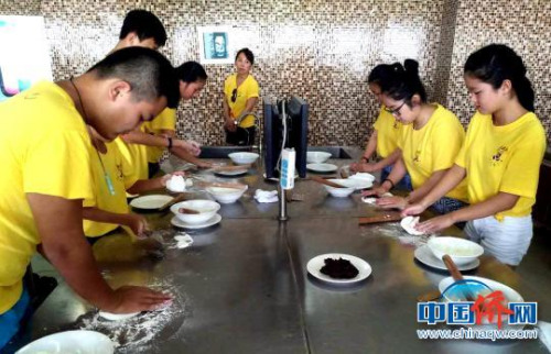 圖為華裔青少年在揚州親手學(xué)包包子。　崔佳明 攝