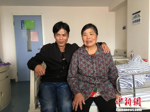 圖為曾貴南(左)在醫(yī)院照顧剛剛做完手術(shù)的何氏鳳(右) 陳靜 攝 圖為曾貴南(左)在醫(yī)院照顧剛剛做完手術(shù)的何氏鳳(右) 陳靜 攝
