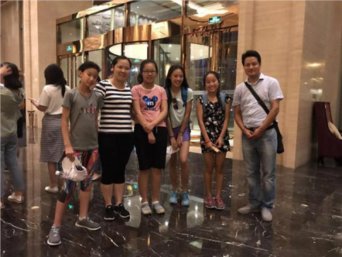 結(jié)束了一天的行程，志愿者家庭將營(yíng)員們安全的送回大本營(yíng)
