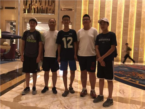 志愿者家庭和營(yíng)員們合影留念