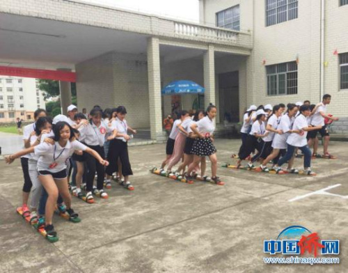 圖為營(yíng)員們開展戶外拓展活動(dòng)?！≠囈伶?攝