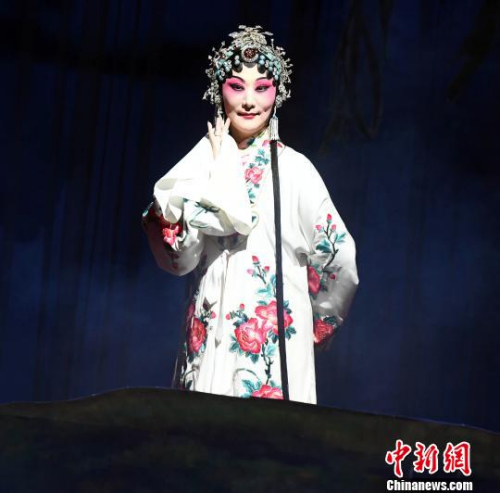 福建京劇院國(guó)家一級(jí)演員、中國(guó)戲劇梅花獎(jiǎng)得主孫勁梅在京劇《白蛇傳·合缽》中飾演白素貞。　劉可耕 攝