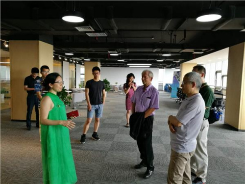 僑夢苑中美科創(chuàng)中心董事長姚依娜女士向來賓介紹中心運(yùn)行情況及發(fā)展規(guī)劃