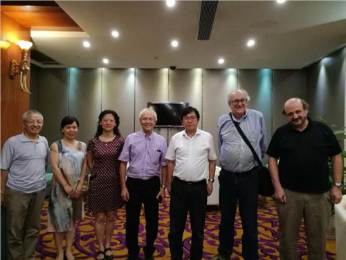王華主任與埃爾韋(右一)、貝爾納(右二)、伊馮(右四)等三位法國科學(xué)院院士及中法高級人才交流協(xié)會會長邵暉(左三)合影