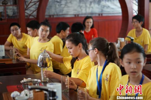 酷暑之下，小營員們?nèi)允菍Ｐ穆犞v?！O權(quán) 攝