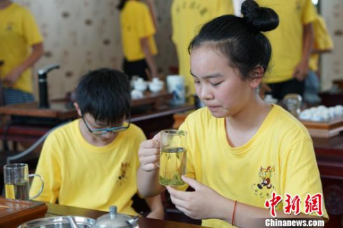 品嘗自己沏的茶，感覺就是不一樣。　孫權(quán) 攝