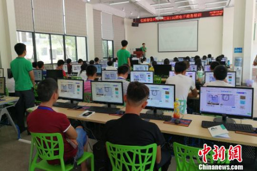 安溪縣官橋鎮(zhèn)的弘橋智谷電商產(chǎn)業(yè)園內(nèi)，網(wǎng)商學(xué)院第116期電子商務(wù)培訓(xùn)的學(xué)員們正在認(rèn)真聽(tīng)講?！O虹 攝