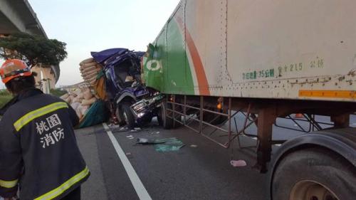 車禍車頭嚴重變形，顯見沖撞力道不小。圖片來源：臺灣中時電子報。