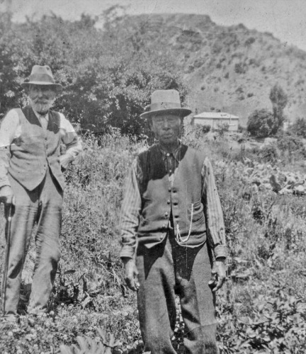 亞林和箭鎮(zhèn)居民George Romans的合影(新西蘭天維網(wǎng)) 亞林和箭鎮(zhèn)居民George Romans的合影(新西蘭天維網(wǎng))