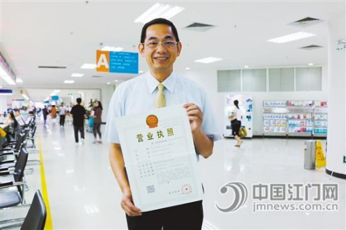 巴斯夫涂料（廣東）有限公司負責人領取我市首張“九證合一”新版營業(yè)執(zhí)照。張雷 攝