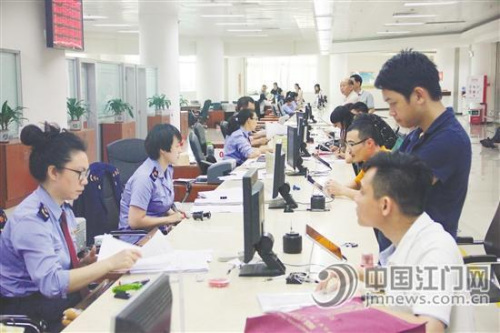 “多證合一”改革大幅提高政府審批效率，大大降低企業(yè)辦事成本。陳絲柳 攝