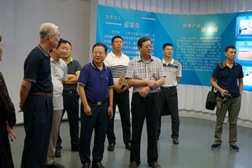 圖為張強(qiáng)聽取僑夢苑介紹 圖為張強(qiáng)聽取僑夢苑介紹