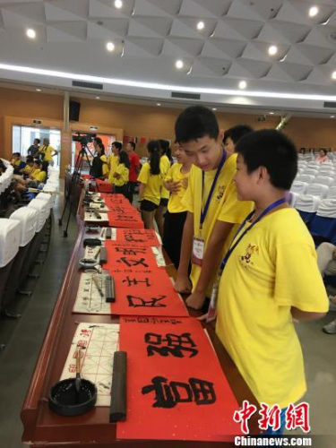 不少營員對寫毛筆字興趣盎然?！⌒领o 攝