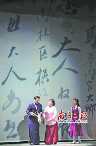 《風雨僑批》的舞臺布景充滿僑批元素。受訪者供圖