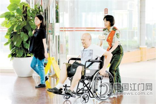 檢查員協(xié)助需要幫助的旅客通關(guān)。