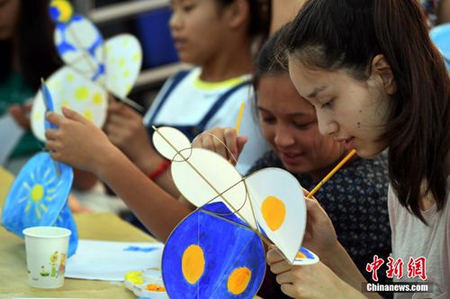 7月26日，學(xué)生們在滇派硬翅風(fēng)箏上繪制自己喜歡的圖案。 <a target='_blank' >中新社</a>記者 李進(jìn)紅 攝