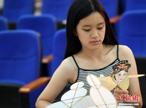 7月26日，一名學(xué)生觀看由云南非物質(zhì)文化遺產(chǎn)“滇派風(fēng)箏”第四代傳承人戴永慶制作的滇派風(fēng)箏。