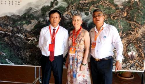 意大利前國家眾議院議長、意大利北方聯(lián)盟黨主要負責人艾琳·皮維蒂(Irene Pevetti)參觀海峽兩岸書畫名家藝術交流展。（意大利歐聯(lián)通訊社）