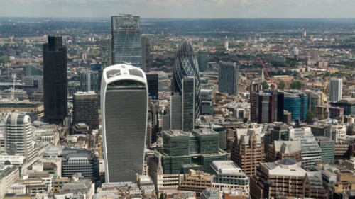 位于芬丘奇街(Fenchurch Street)20號的大廈(前中)，因其外形被稱為“對講機”。(法國歐洲時報網(wǎng)援引法新社)