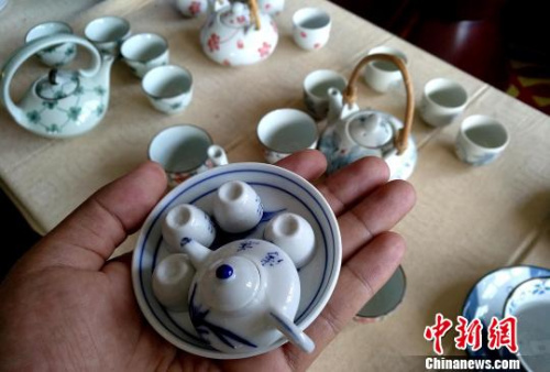 7月28日，在福建省龍巖市永定區(qū)一景區(qū)內(nèi)，只有成人手掌大的茶具吸引了許多前來游玩民眾的眼球?！埍?攝