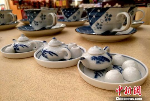 迷你“茶具”的茶壺、茶杯和茶盤都是用泥土燒制而成，和正常茶具一樣，能裝水倒水?！埍?攝