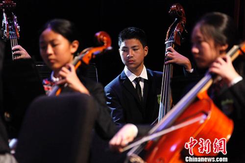 圖為浙江的小演奏家們演奏東西方名曲。<a target='_blank' >中新社</a>記者 余瑞冬 攝