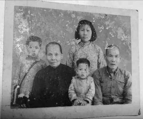 1960年，盧勝來(盧聯(lián)金父，右一)獨自回鄉(xiāng)探望女兒盧愛枝(左二)，拍下這張珍貴的相片。后排、左一、左三分別為盧愛枝女兒林鳳、外孫女、小外孫。(圖片來自受訪者)