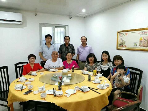 盧聯(lián)金父女和親人相聚。(圖片來自受訪者)