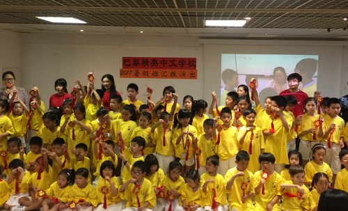 匯報(bào)演出后全體師生合影。（法國《歐洲時(shí)報(bào)》/步瀟瀟 攝）