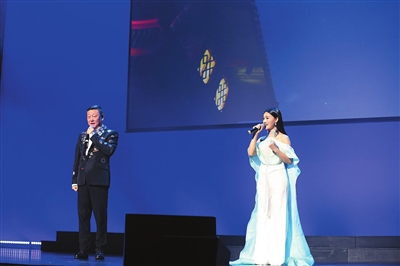 韓磊、王小小聯(lián)袂首唱《深圳·故鄉(xiāng)》引起全場(chǎng)共鳴。