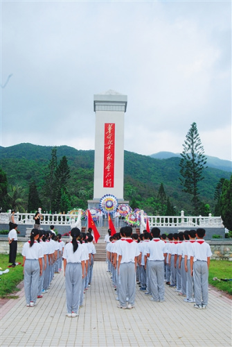 萬寧市青少年學(xué)生向六連嶺革命烈士紀(jì)念碑敬獻(xiàn)花圈。
