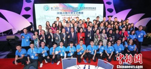 黃向墨會長與大會全體義工合影。　姜長庚 攝