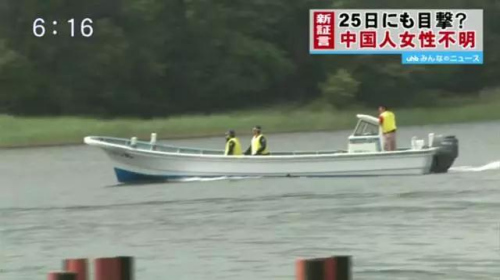 北海道當(dāng)?shù)鼐匠鰟?dòng)船只在阿寒湖湖面進(jìn)行搜索。（日本東方新報(bào)微信公眾號(hào)）