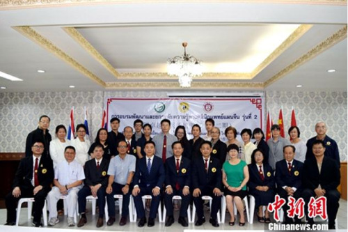 7月31日，2017年泰國(guó)卓越中醫(yī)師培訓(xùn)項(xiàng)目在曼谷舉行學(xué)員結(jié)業(yè)儀式，來(lái)自泰國(guó)各地的近40名執(zhí)業(yè)中醫(yī)師參加了此次為期6天的培訓(xùn)。圖為部分學(xué)員與教師合影。<a target='_blank' >中新社</a>記者 秋岑 攝