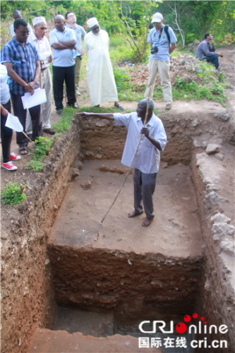 考古學(xué)者探查發(fā)現(xiàn)中國血緣人骨遺骸的曼達古鎮(zhèn)發(fā)掘現(xiàn)場。 （王新俊 攝）