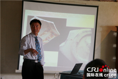 中山大學(xué)社會學(xué)與人類學(xué)學(xué)院副教授朱鐵權(quán)介紹在拉穆群島發(fā)現(xiàn)的中國古瓷器。 （王新俊 攝）