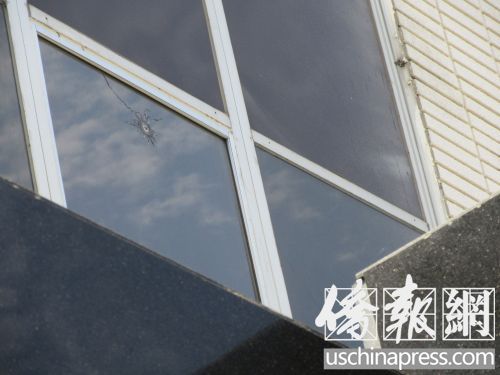 門上方的玻璃窗上的彈孔(美國《僑報》/翁羽 攝) 門上方的玻璃窗上的彈孔(美國《僑報》/翁羽 攝)