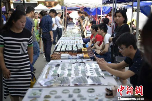 圖為翡翠市場攤點?！⑷疥?攝