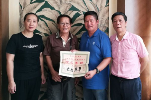 容榮仲先生(左二)向江門市博物館館長黃志強(qiáng)捐贈(zèng)史料，右一為容樹榮先生(容榮仲在江門生活的侄兒)，左一為江門市博物館副館長林軍