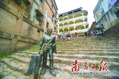 如今，人們用雕塑重現了當年客家人背井離鄉(xiāng)，向外遷徙的情景。圖為松口鎮(zhèn)火船碼頭。何森垚 攝