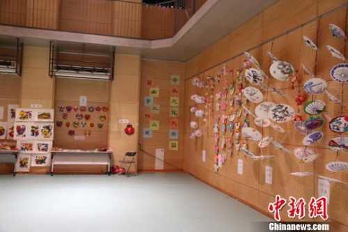 圖為中華文化大樂園參營華裔孩子們的部分作品展示?！逃?攝