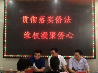 泰興市僑辦、僑聯(lián)負責人現(xiàn)場開展僑務政策、法規(guī)宣傳。