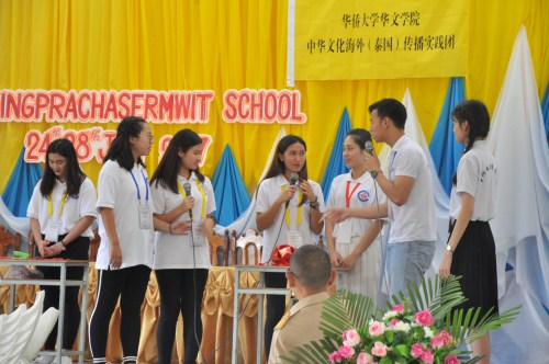 泰國留學(xué)生為當(dāng)?shù)匦W(xué)生表演小品《留學(xué)中國》。